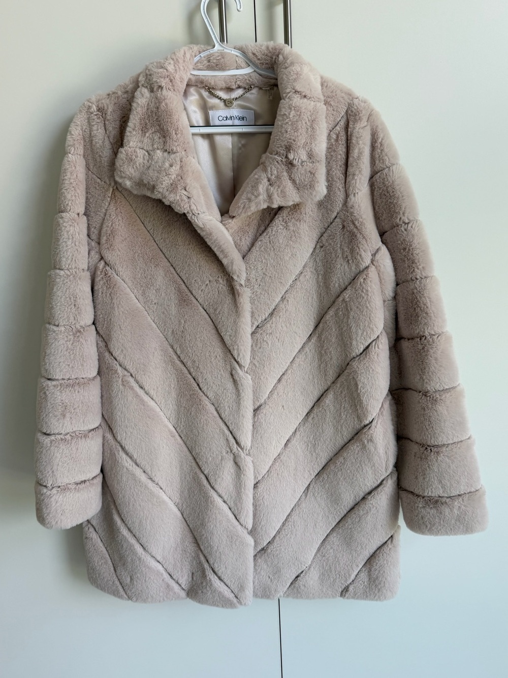 Calvin Klein Faux Fur Coat Womens Medium Beige Chevron Plush Teddy Jacket Luxury - Picture 2 of 13